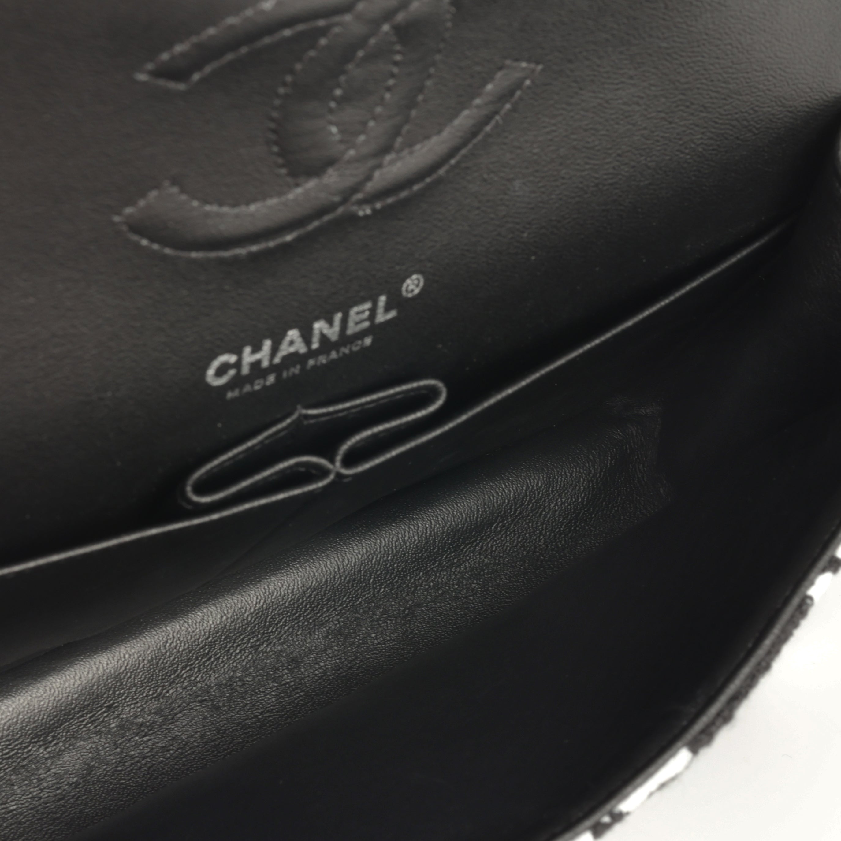 Medium Classic Flap