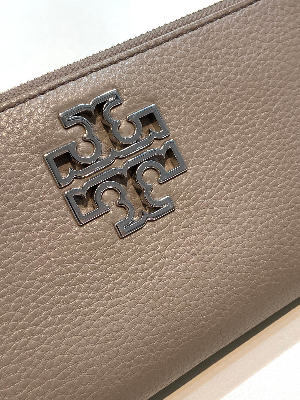 TORY BURCH BRITTEN ZIP AROUND CONTINENTAL LEATHER WALLET