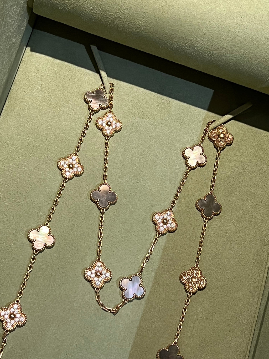 VAN CLEEF & ARPELS VINTAGE ALHAMBRA 20 MOTIFS 18K GOLD DIAMOND MOTHER OF PEARL NECKLACE