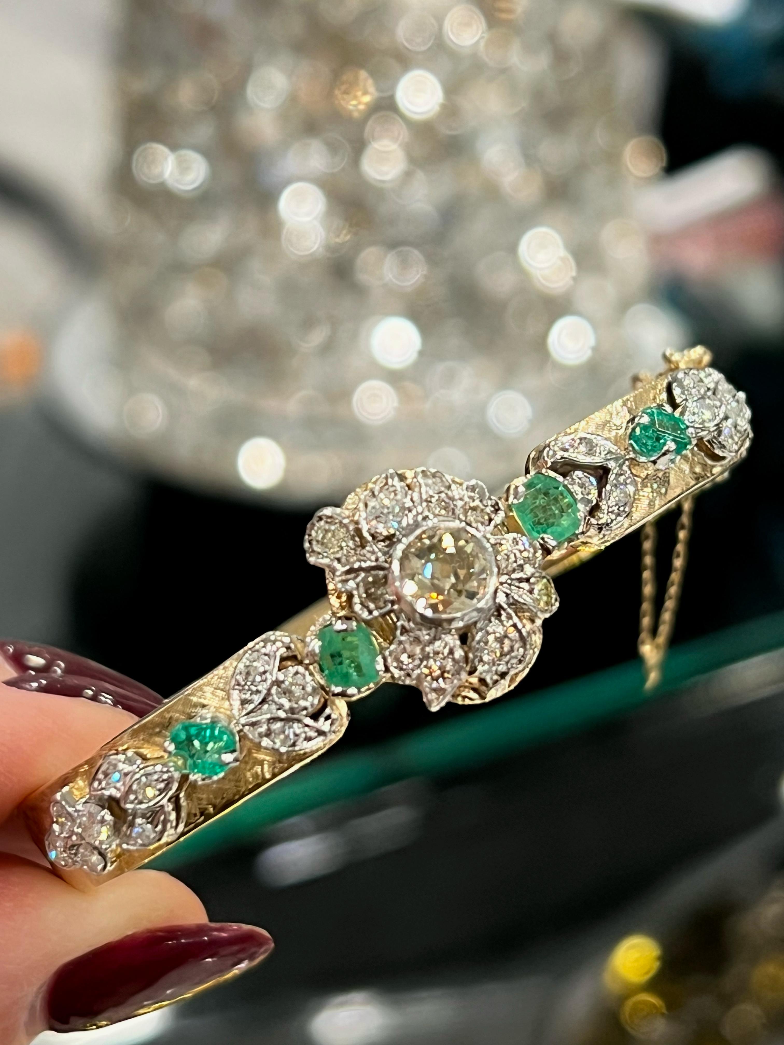 VINTAGE 14K DIAMOND AND EMERALD SOLID GOLD BRACELET