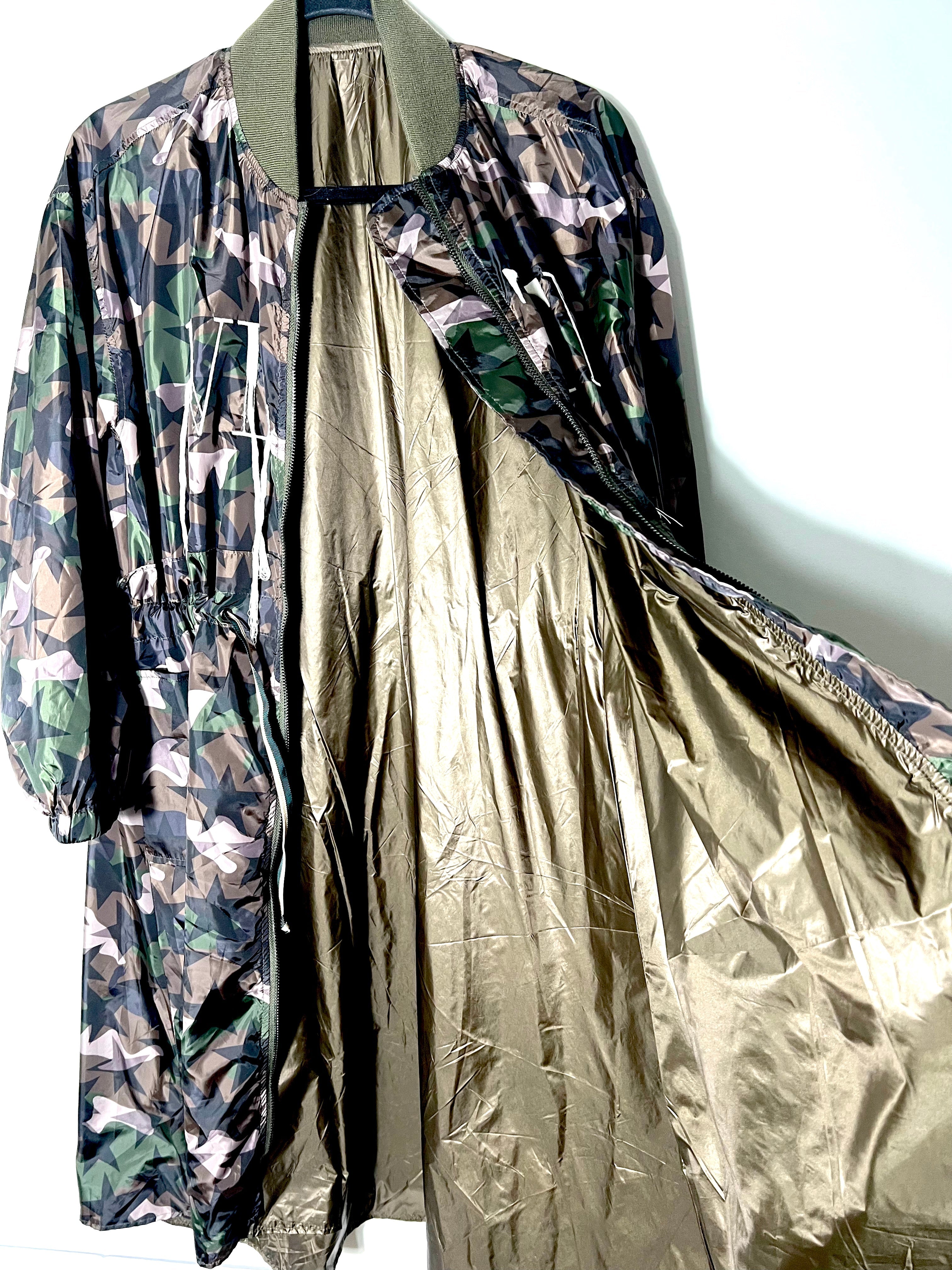 VALENTINO GARAVANI CAMO & STARS LIGHT TRENCH COAT