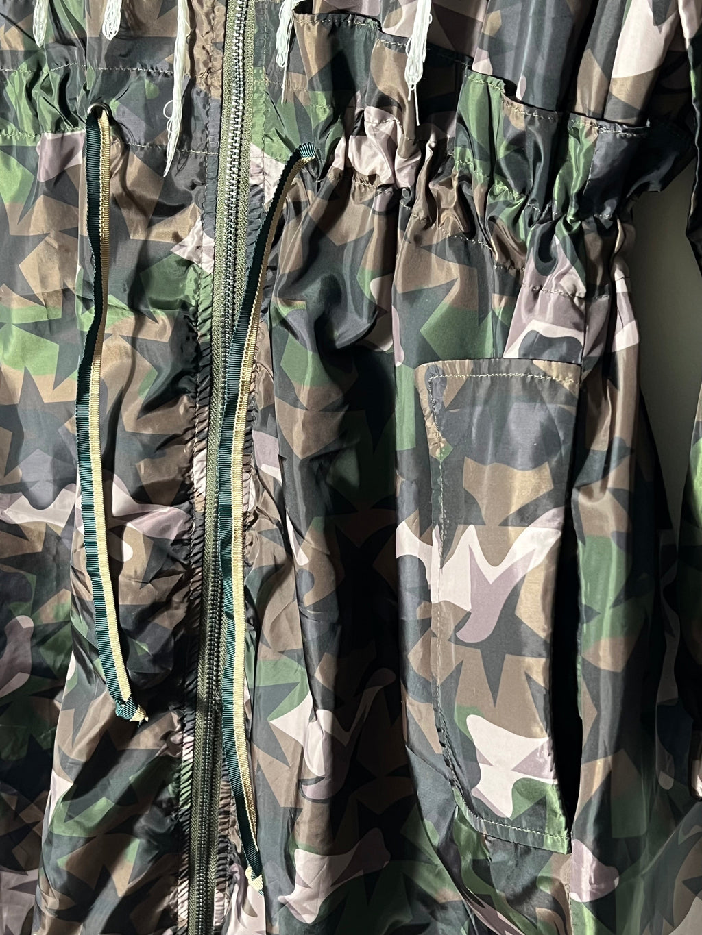 VALENTINO GARAVANI CAMO & STARS LIGHT TRENCH COAT