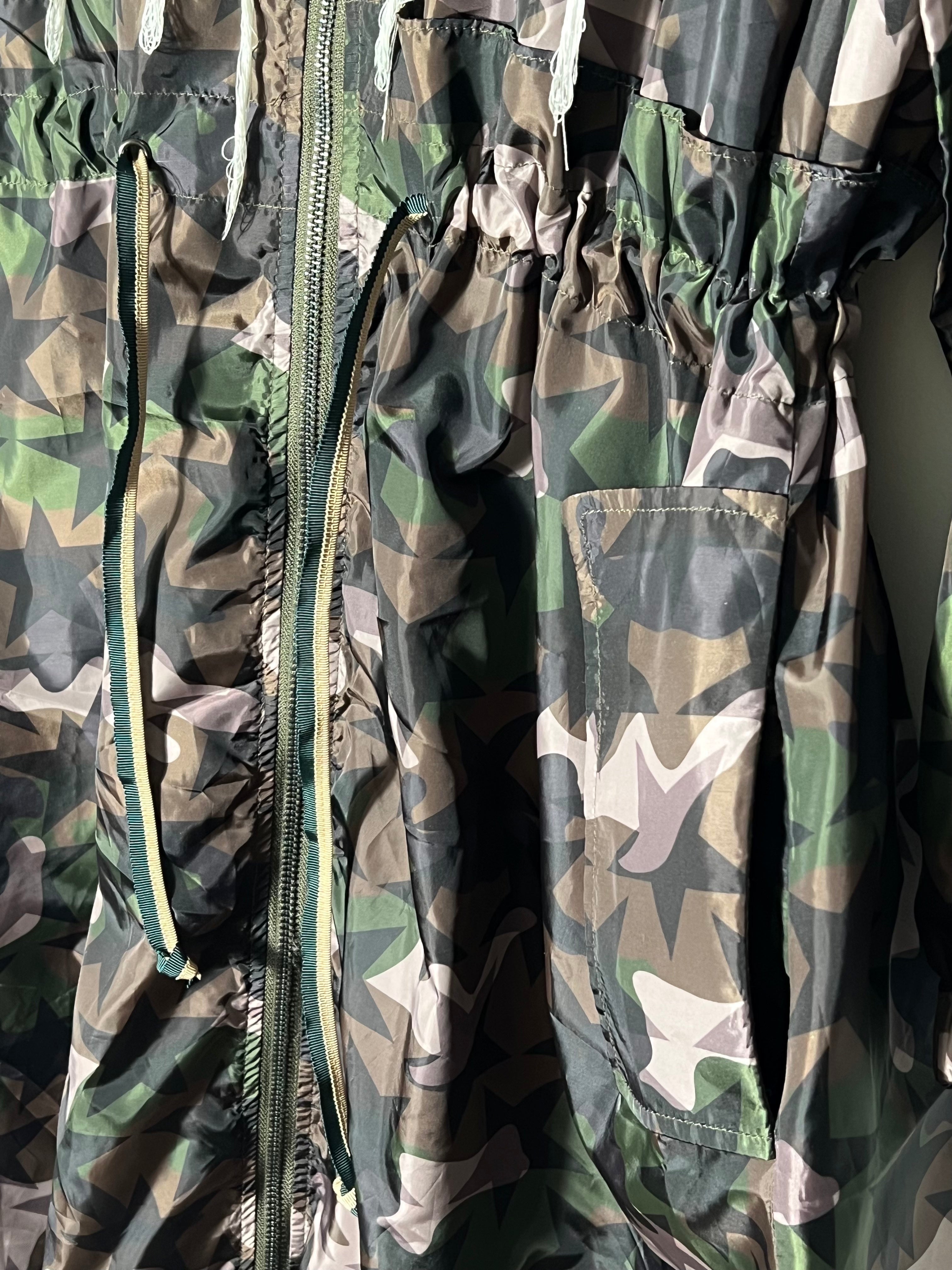VALENTINO GARAVANI CAMO & STARS LIGHT TRENCH COAT