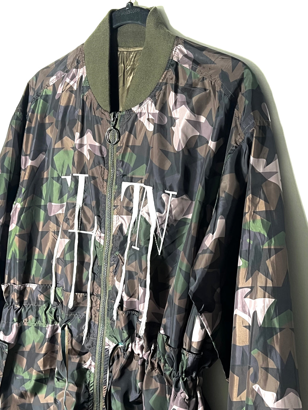 VALENTINO GARAVANI CAMO & STARS LIGHT TRENCH COAT