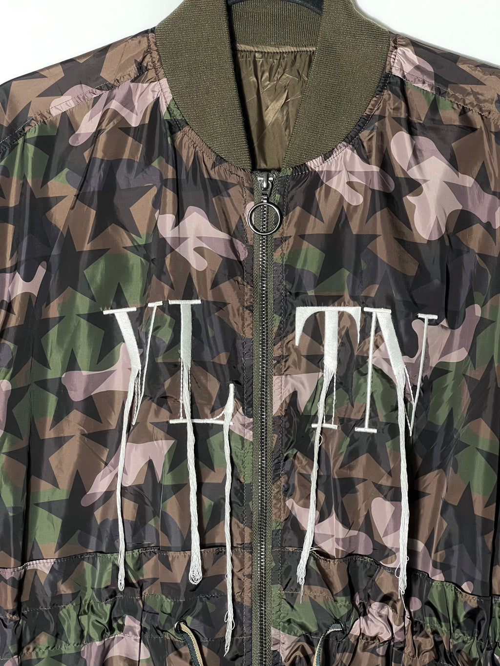 VALENTINO GARAVANI CAMO & STARS LIGHT TRENCH COAT