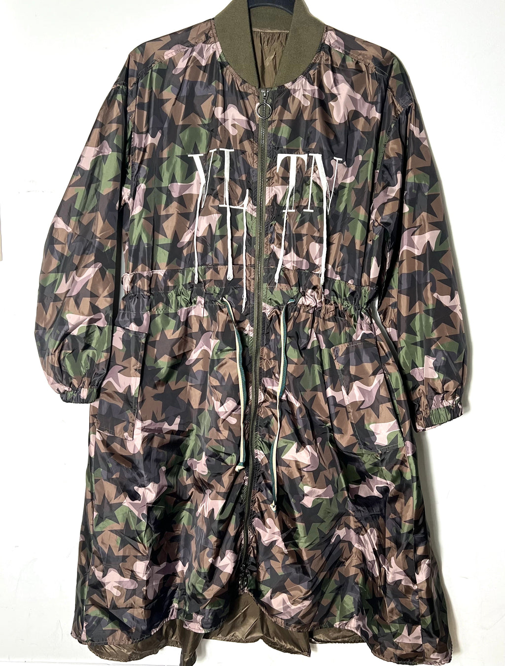 VALENTINO GARAVANI CAMO & STARS LIGHT TRENCH COAT