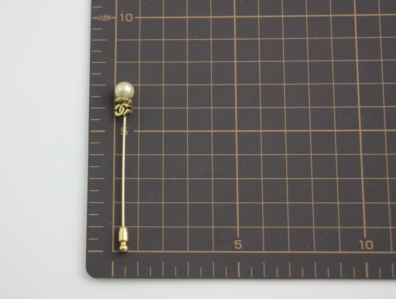 Chanel Vintage 1954-71 Gold-plated Imitation Pearl Twist CC Bar Brooch