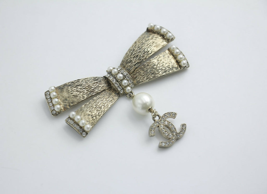 Chanel Vintage 06P Metal Imitation Pearl Bow Brooch