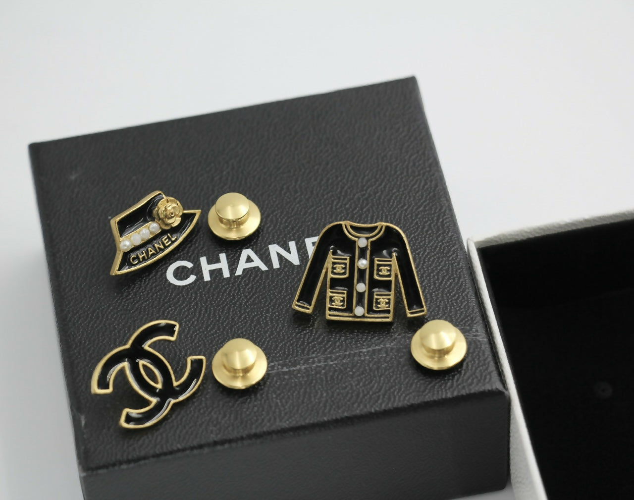 Chanel Vintage 02A Enamel Three-piece Hat Clothing CC Brooch