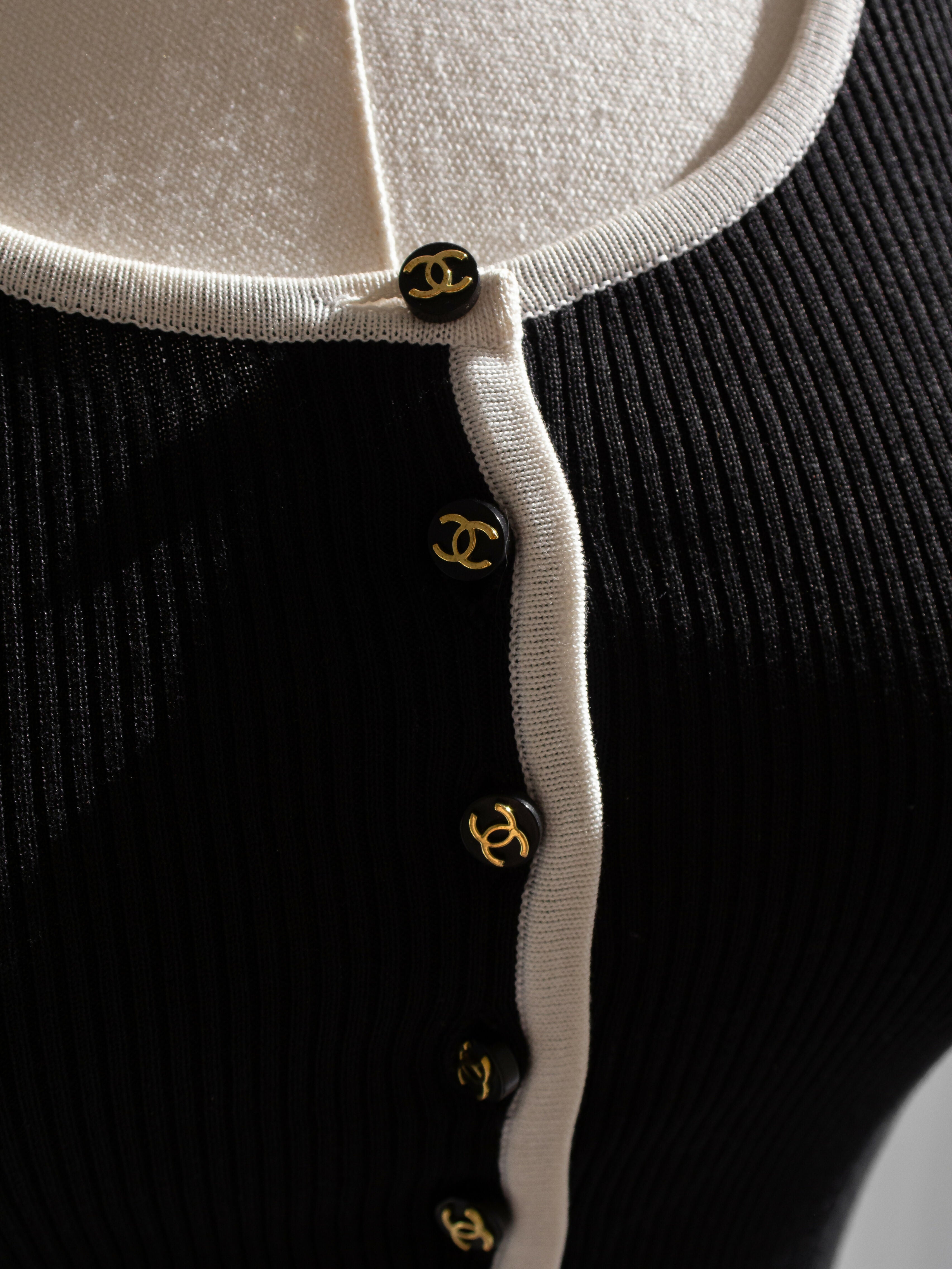 Iconic Chanel Vintage Spring 1995 Black White Ribbed CC 95P Cropped igan