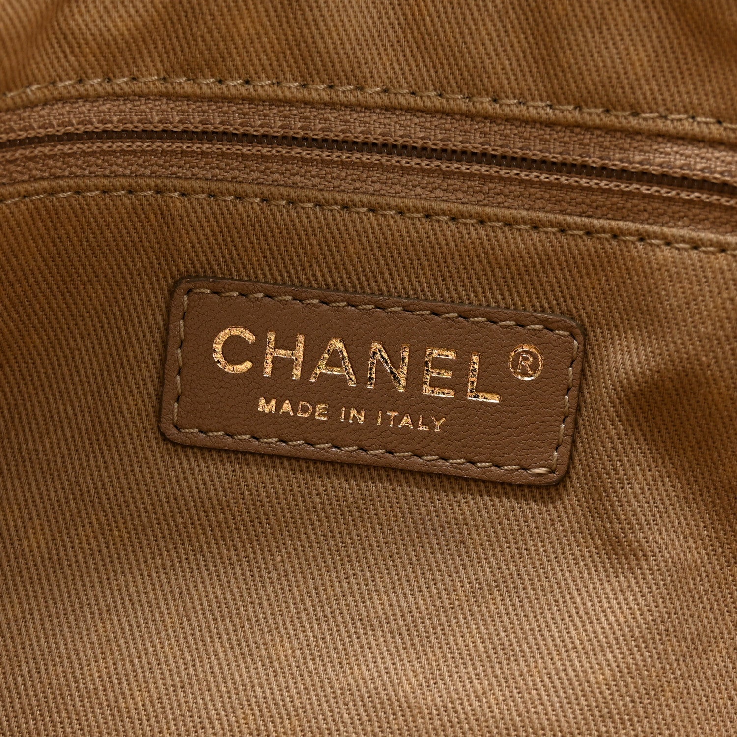 Crumpled Grained Calfskin Medium Coco Pleats Messenger Flap Dark White
