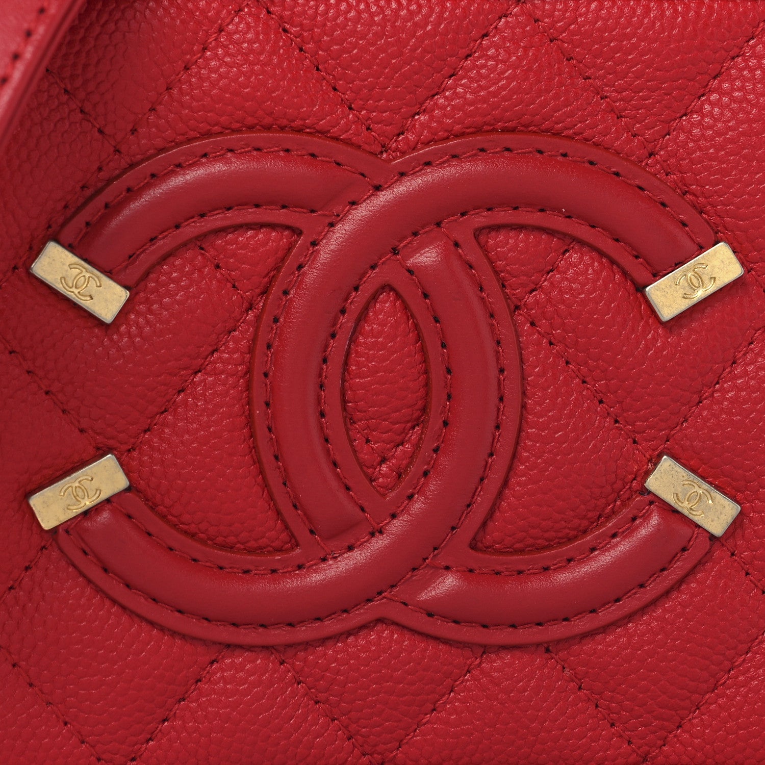Caviar Quilted Filigree Vanity Clutch With Chain Red