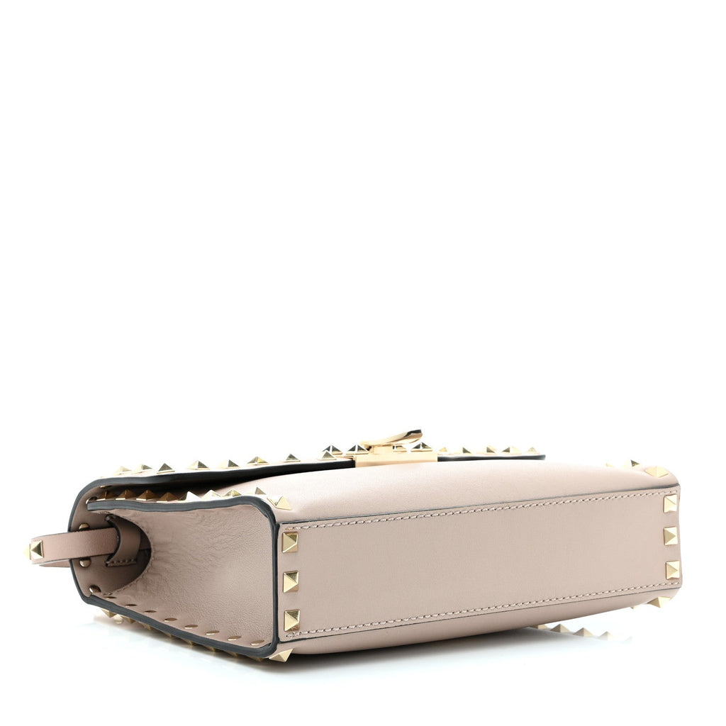 Vitello Medium Rockstud Flip Lock Crossbody Bag Poudre