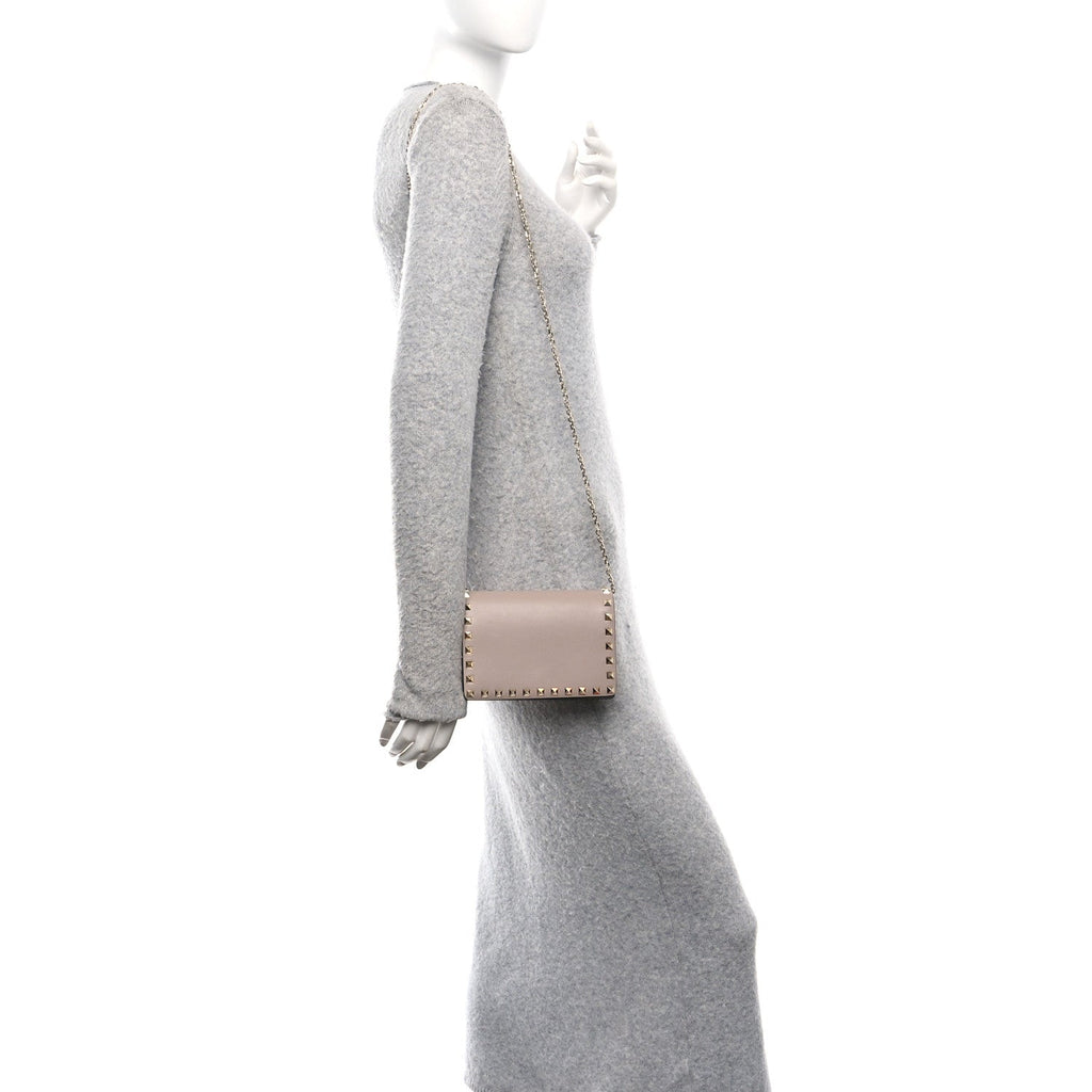 Pebbled Calfskin Rockstud Wallet On Chain Poudre