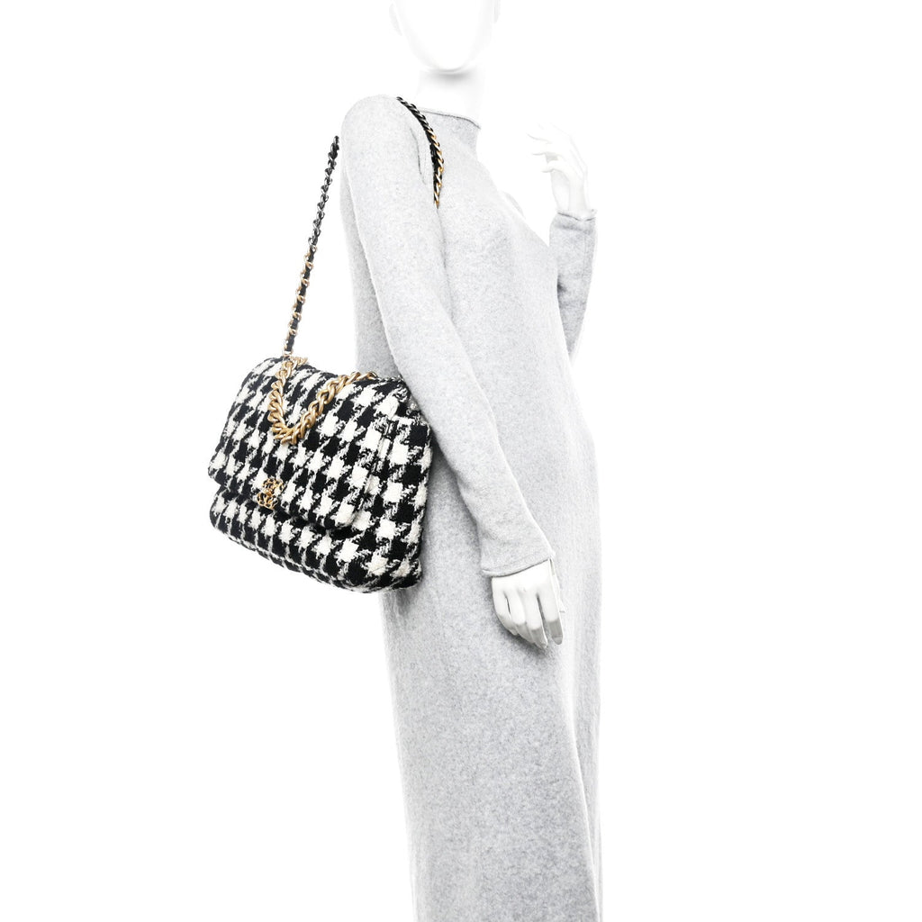 Tweed Maxi Chanel 19 Flap Beige Black