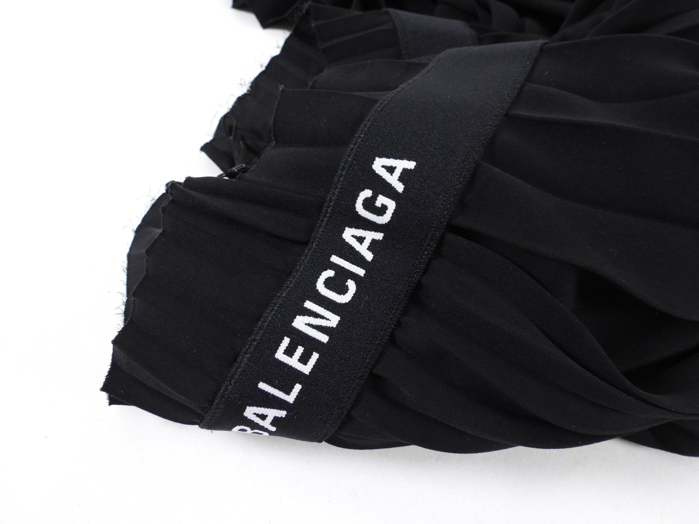 Balenciaga 2018 Black Flat Pleated midi Skirt with Logo Waistband - FR38 / S