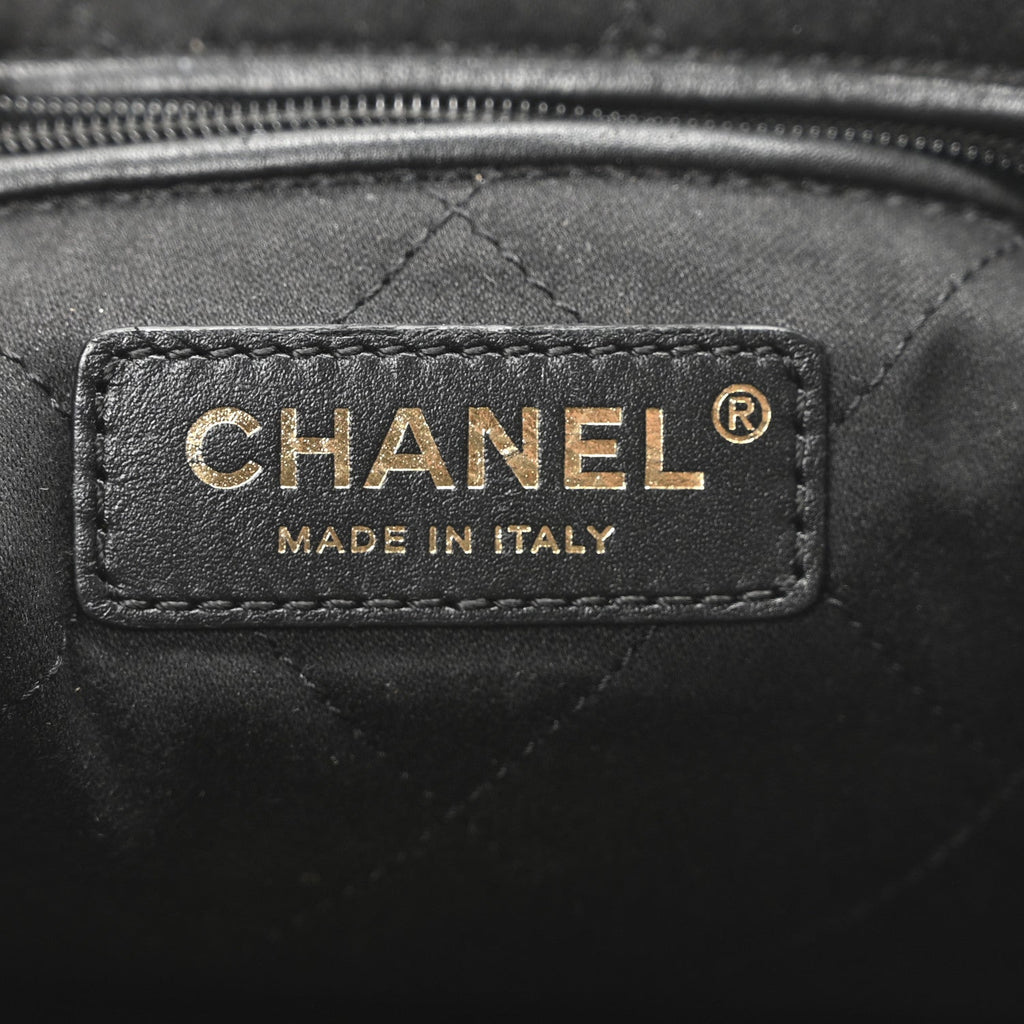 Shiny Caviar Quilted Small Chanel 22 Black