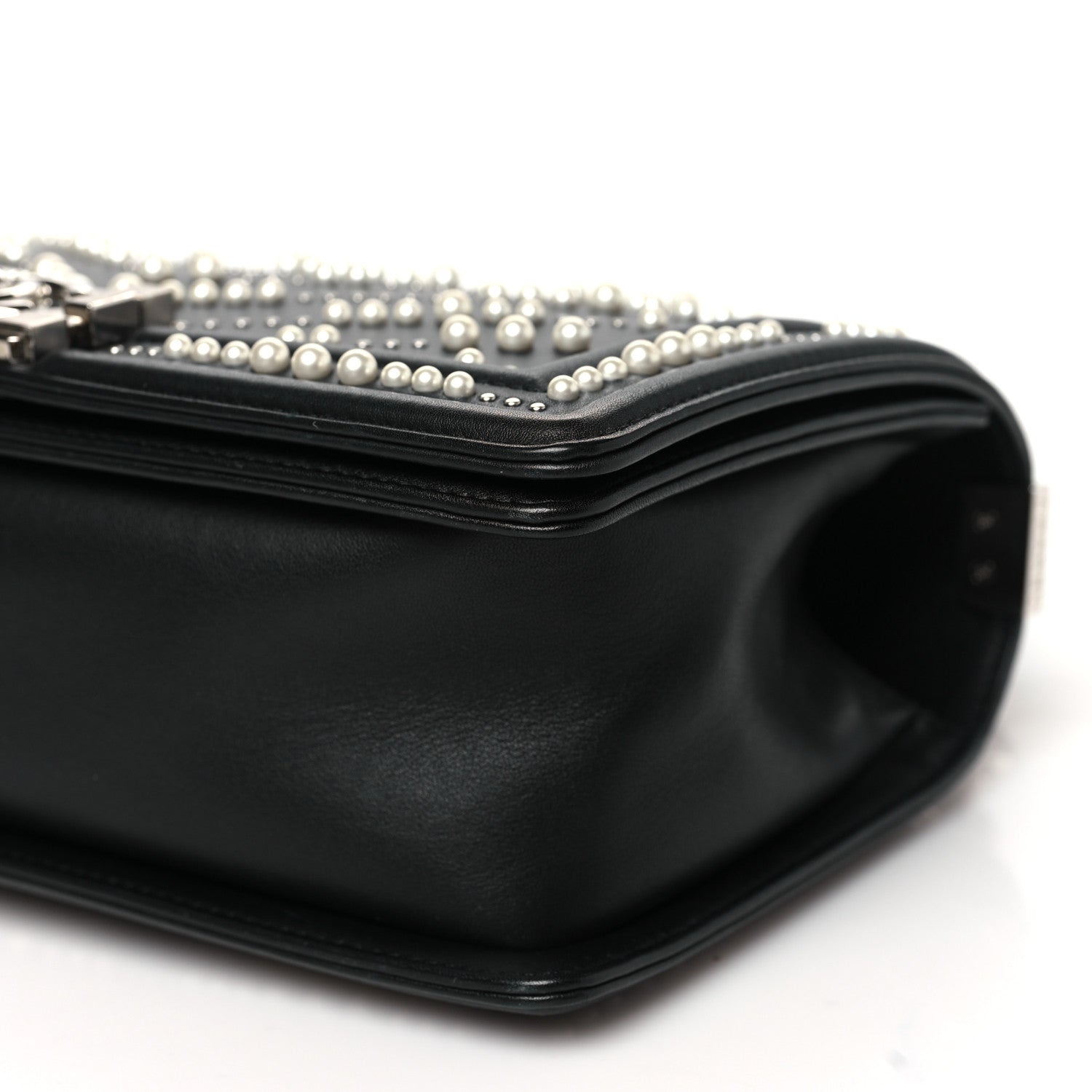Calfskin Pearl Chevron Medium Boy Flap Black