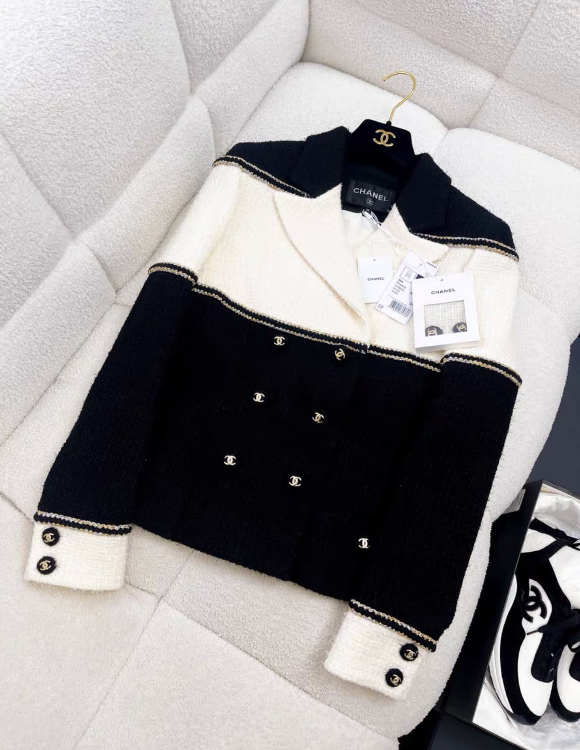 CHANEL 20A METIER D'ART BLACK ECRU TWEED JACKET