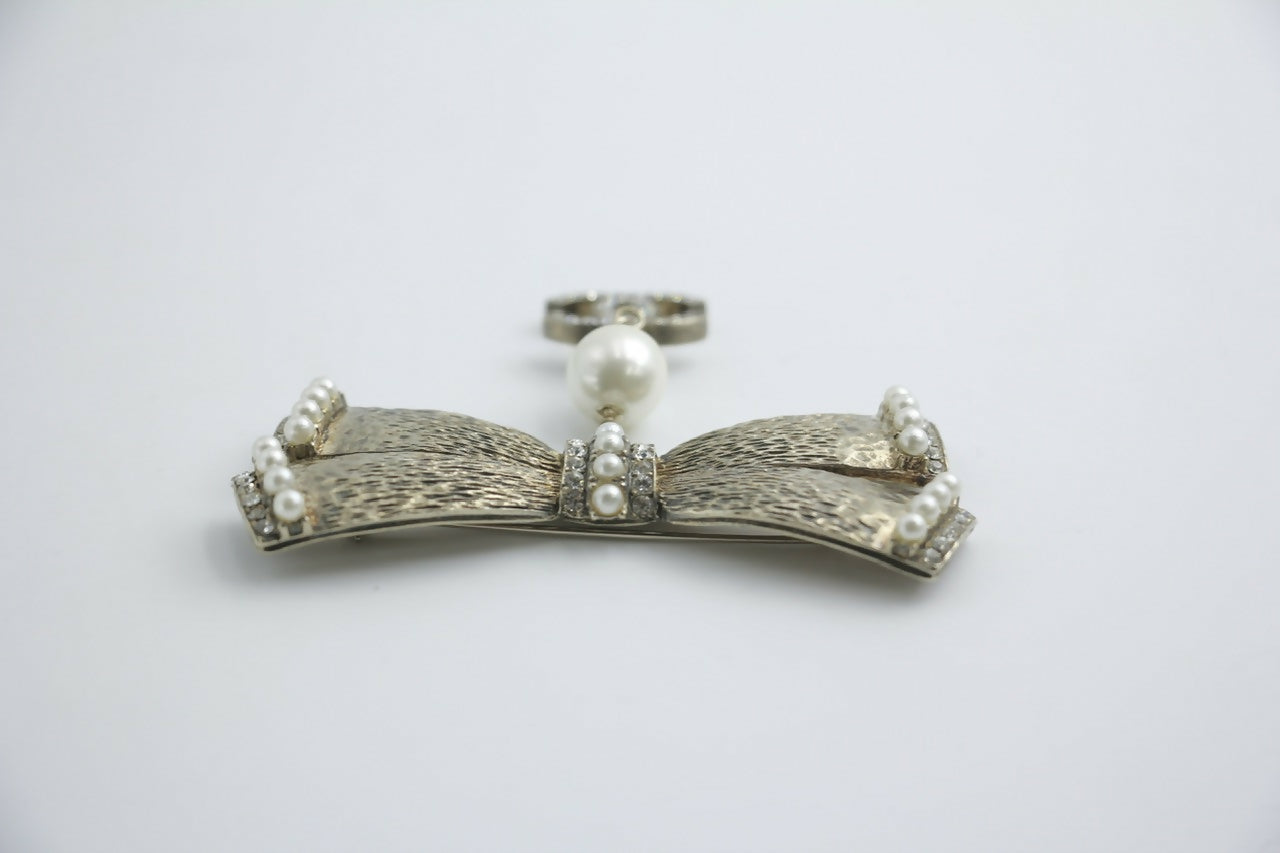 Chanel Vintage 06P Metal Imitation Pearl Bow Brooch