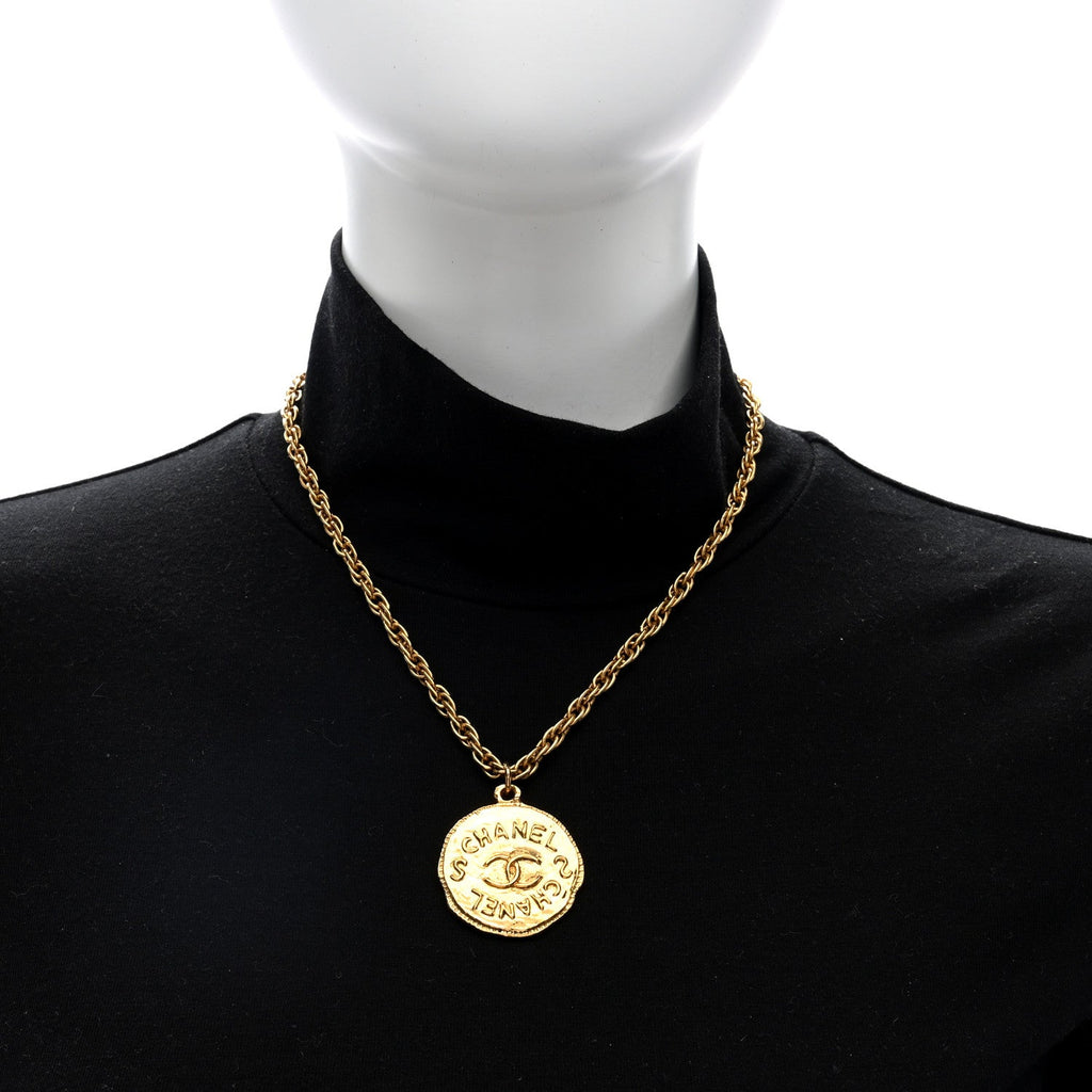 Metal CC Medallion Chain Necklace Gold