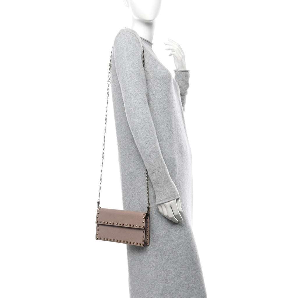 Pebbled Calfskin Rockstud Flap Wallet On Chain Poudre