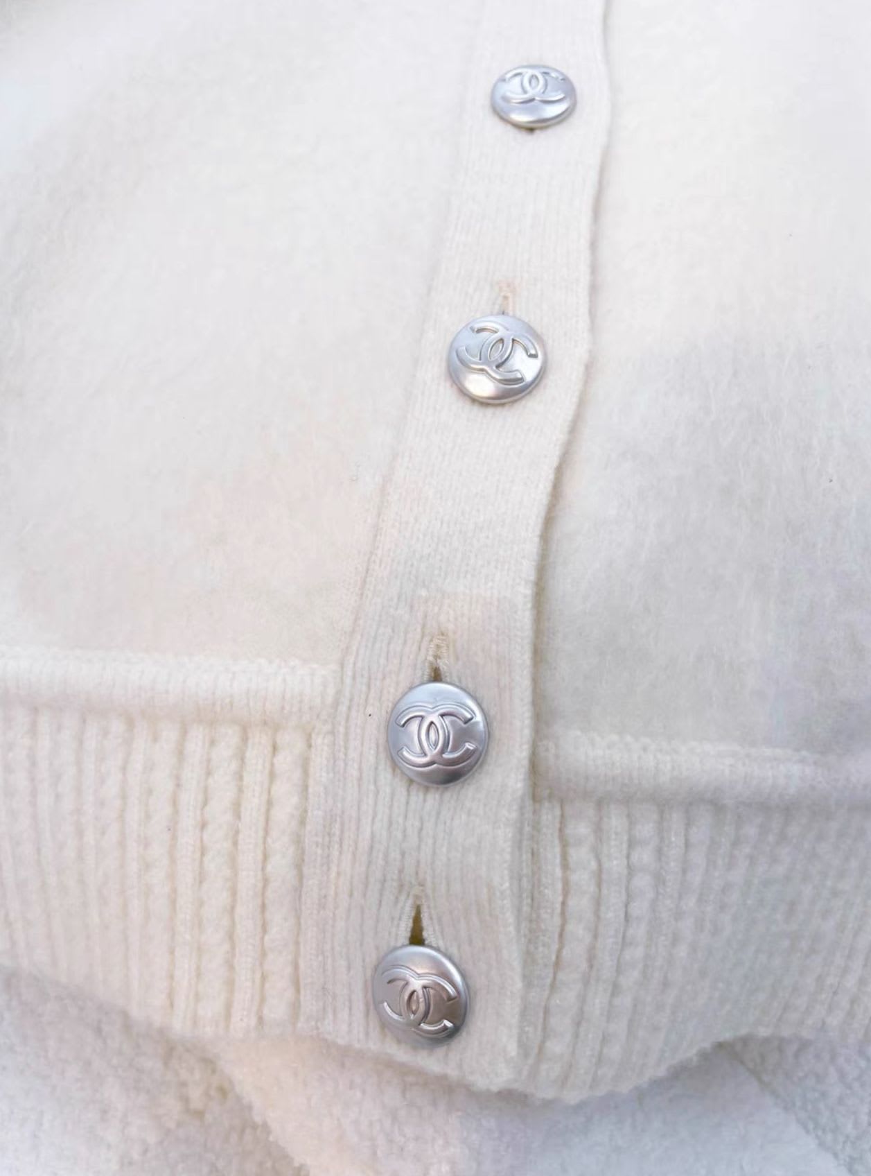 Chanel coco neige 21 ski series cashmere igan