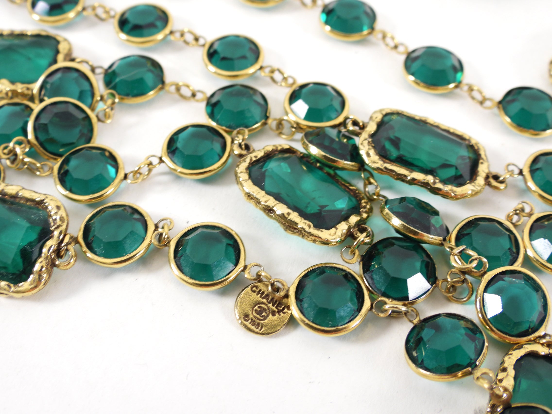 Chanel Vintage 1981 Emerald Green Gripoix Glass Chicklet Sautoir Necklace
