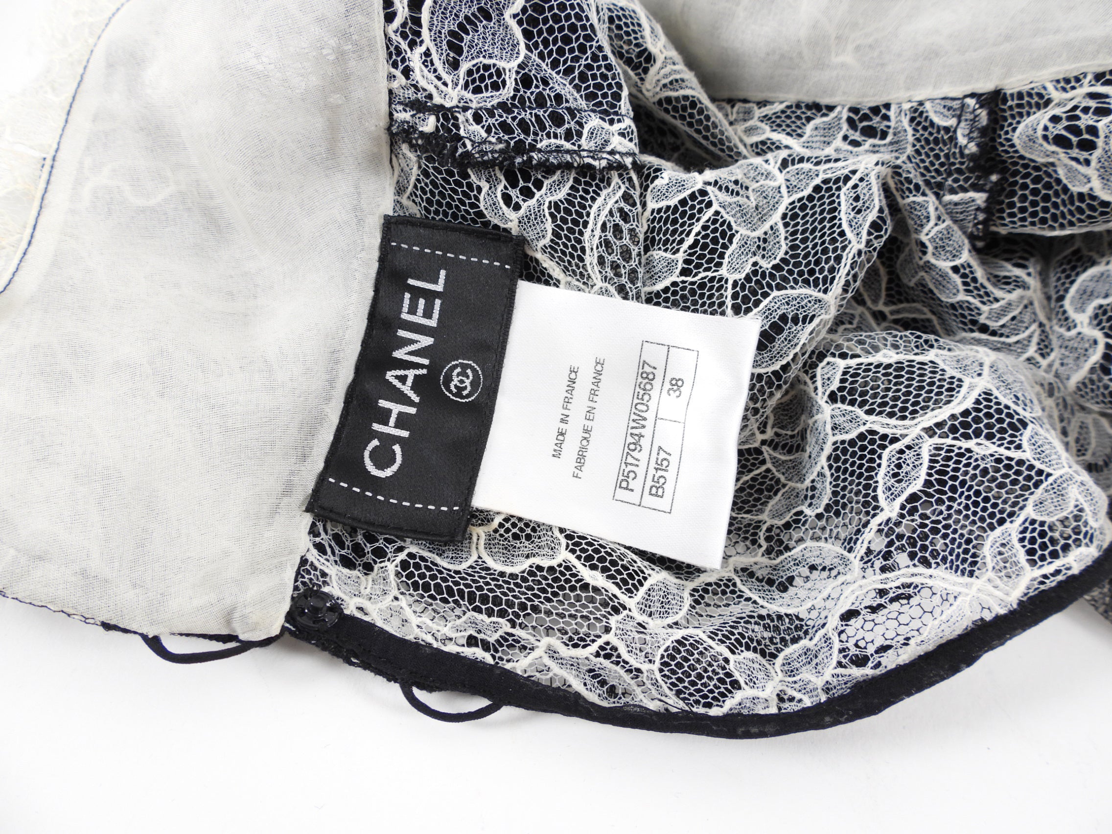 Chanel Pre-Fall 2015 Runway Black and White Lace Blouse - FR38 / S