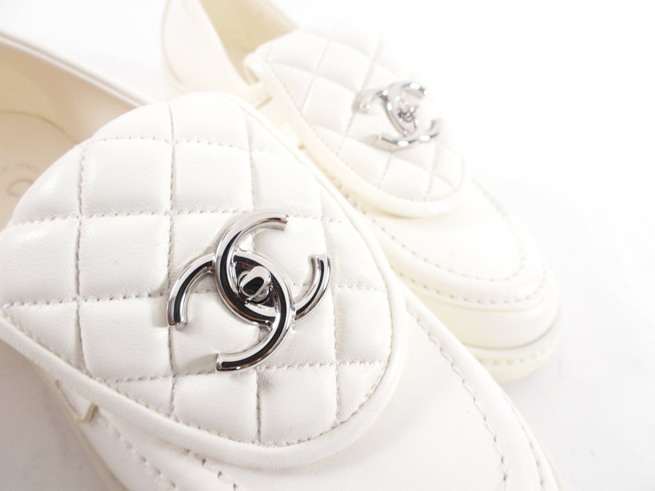 Chanel 22P White Leather Quilted CC Turnlock Loafers - 37