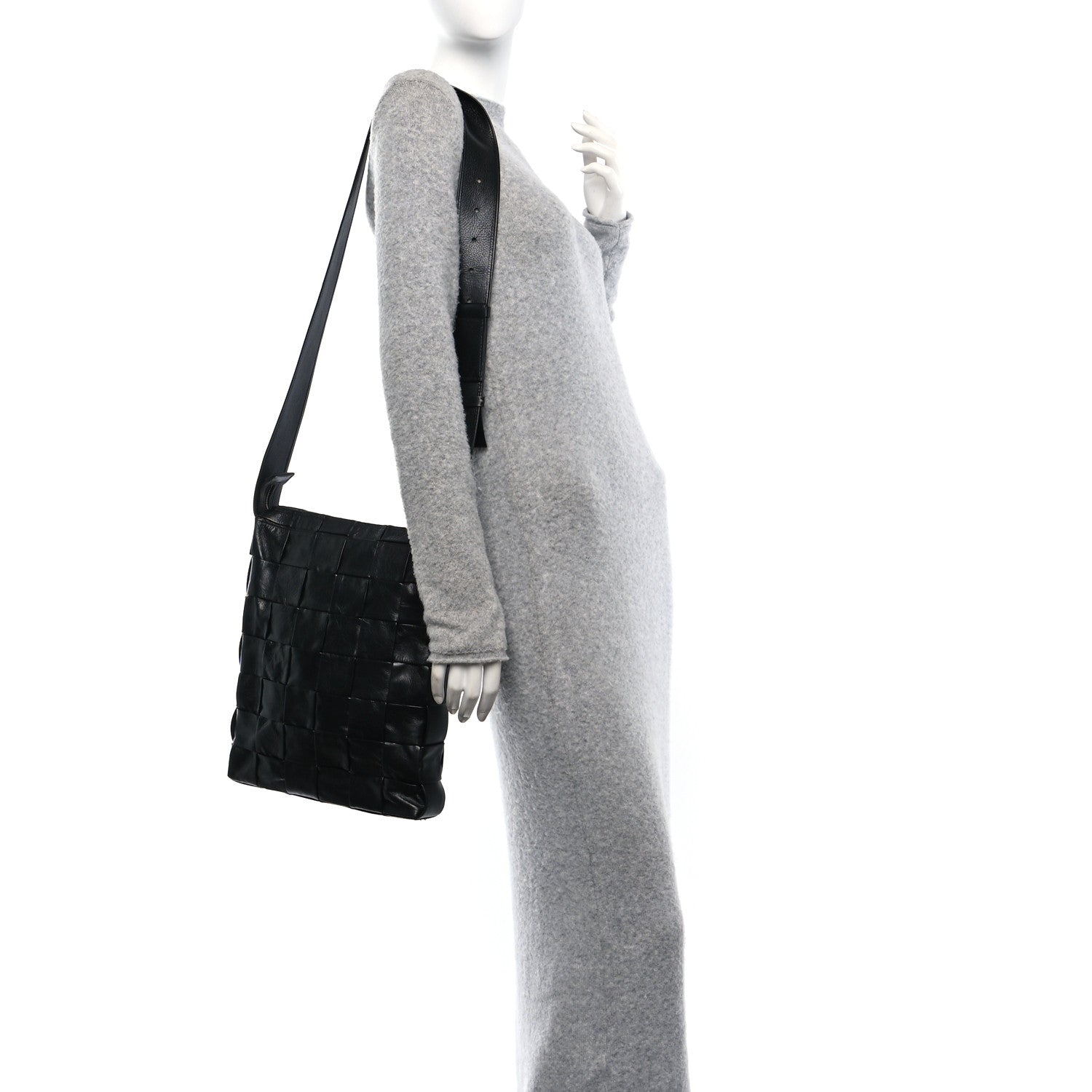 Paper Calfskin Maxi Intrecciato Cassette Messenger Black