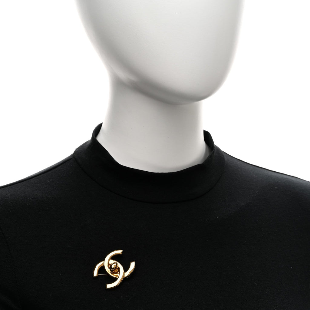 Metal CC Turn Lock Brooch Gold