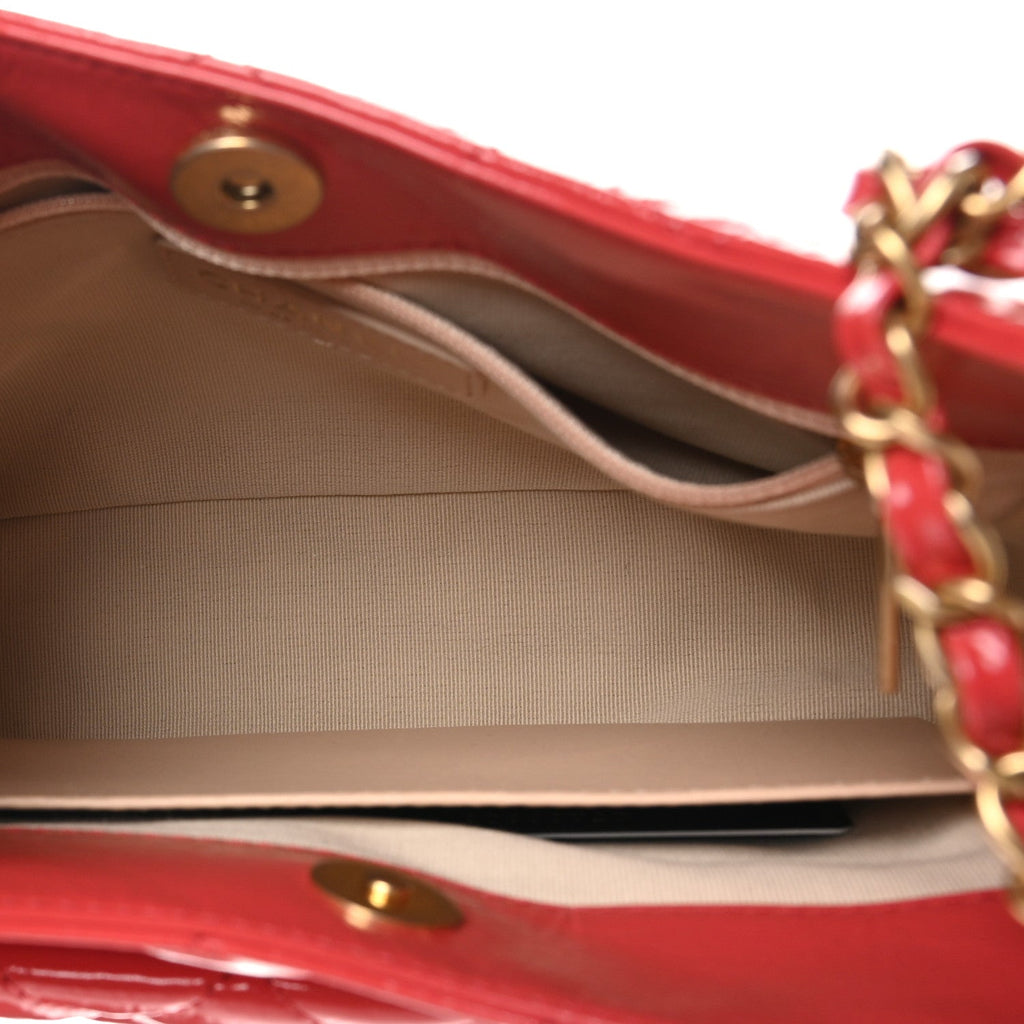 Shiny Crumpled Calfskin Quilted Wavy CC Hobo Red