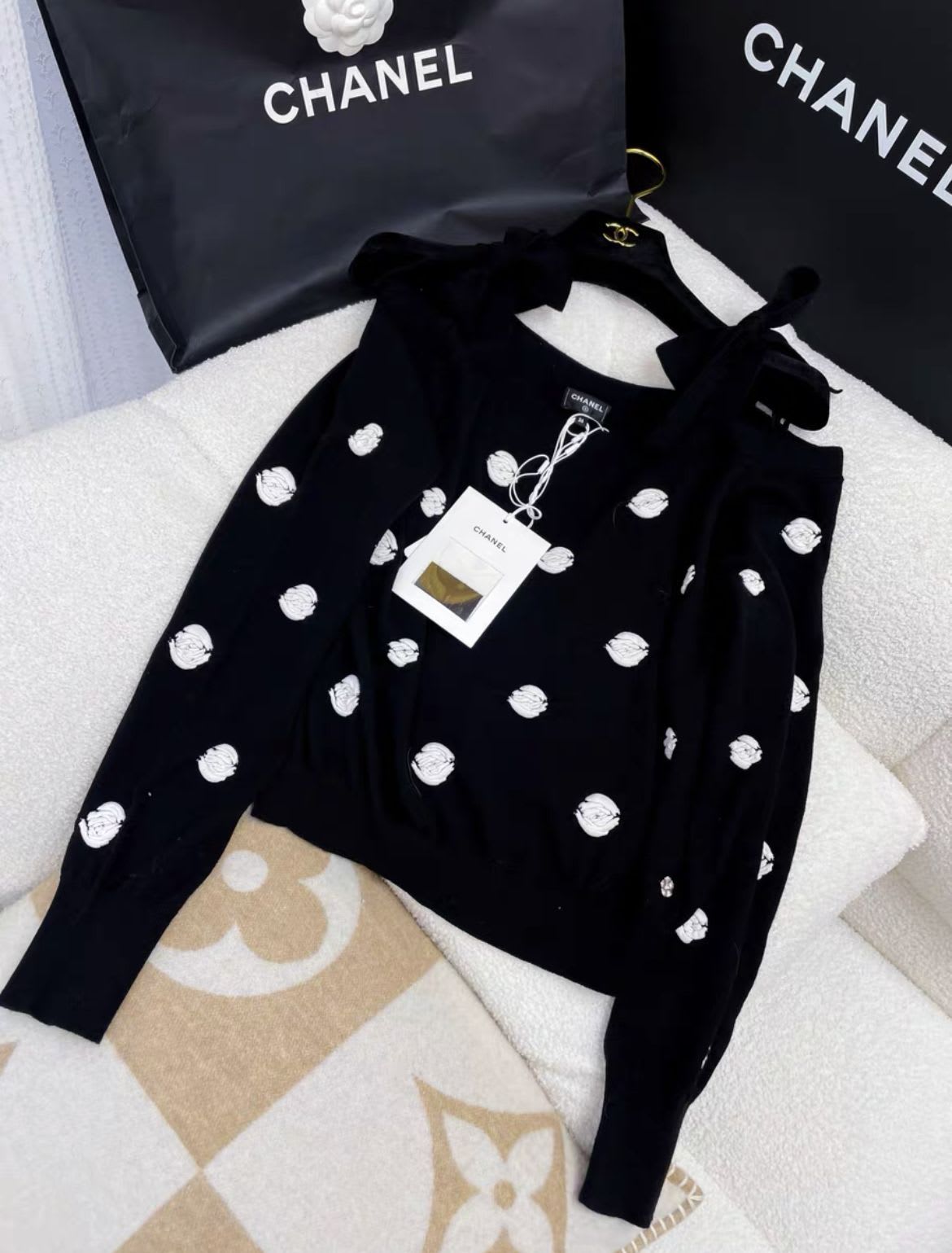 Chanel 23AW black camellia off-shoulder bow top