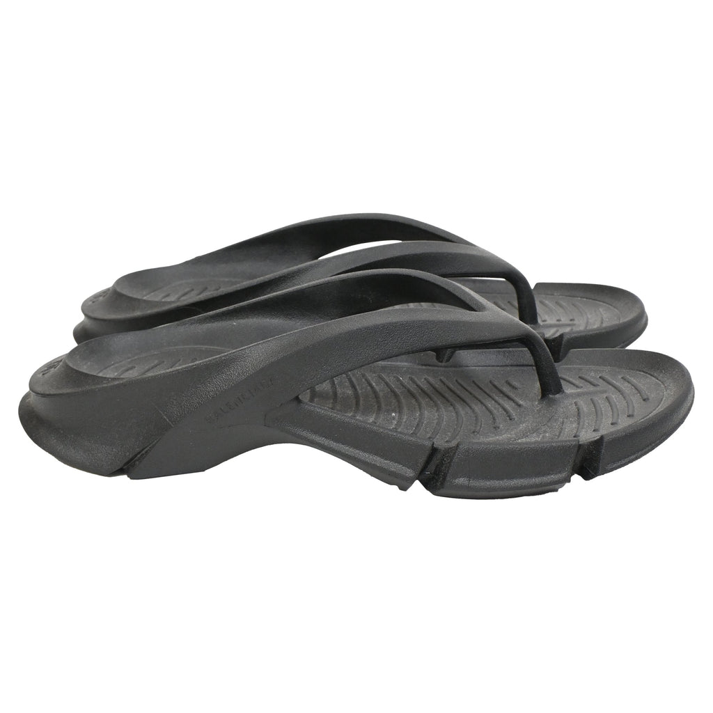 Men's Balenciaga Mold Thong Sandals in Black Rubber
