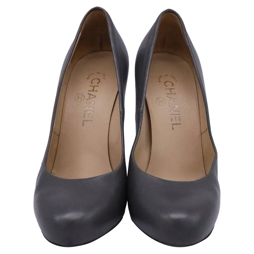 Chanel CC Round-Toe Pumps in Grey Leather