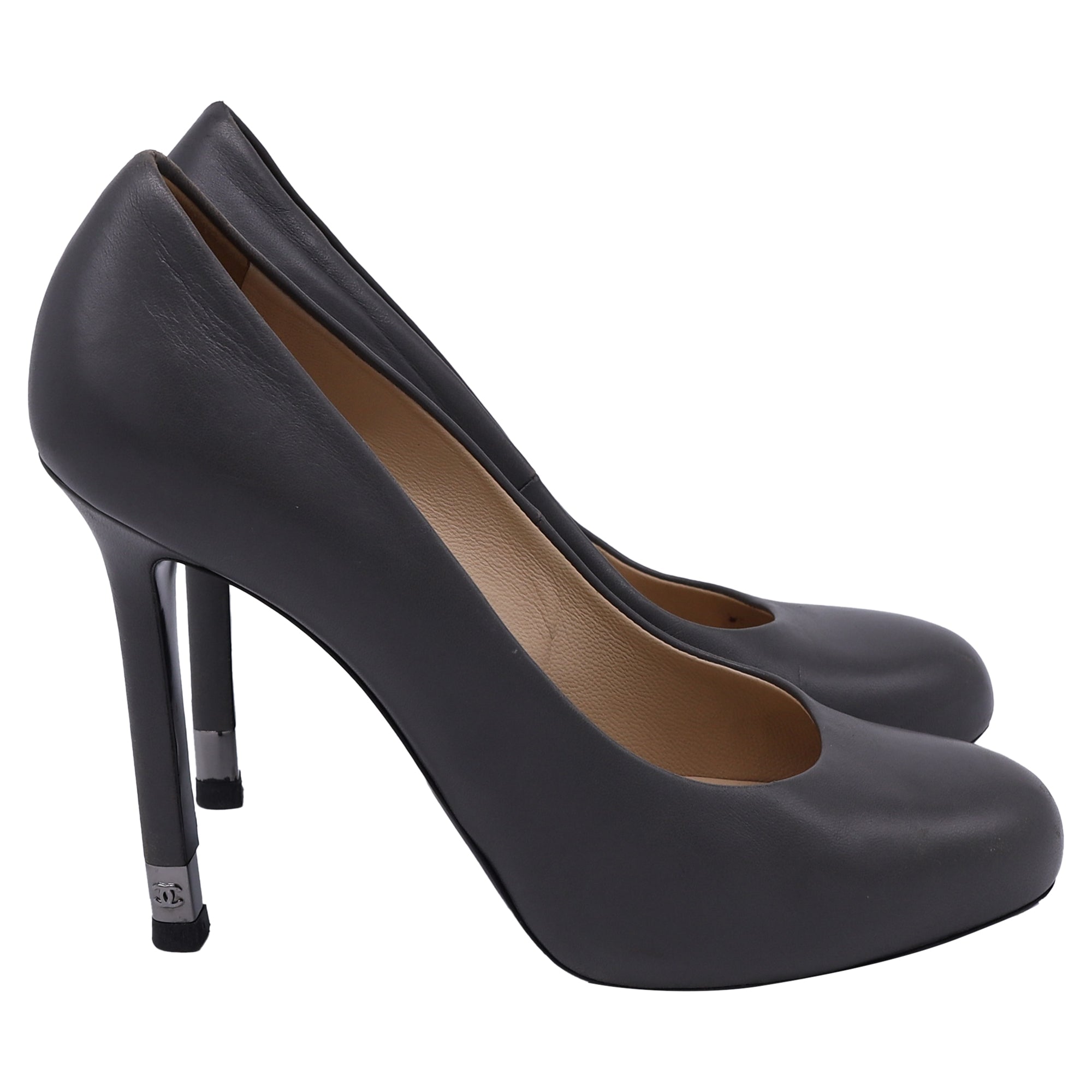 Chanel CC Round-Toe Pumps in Grey Leather