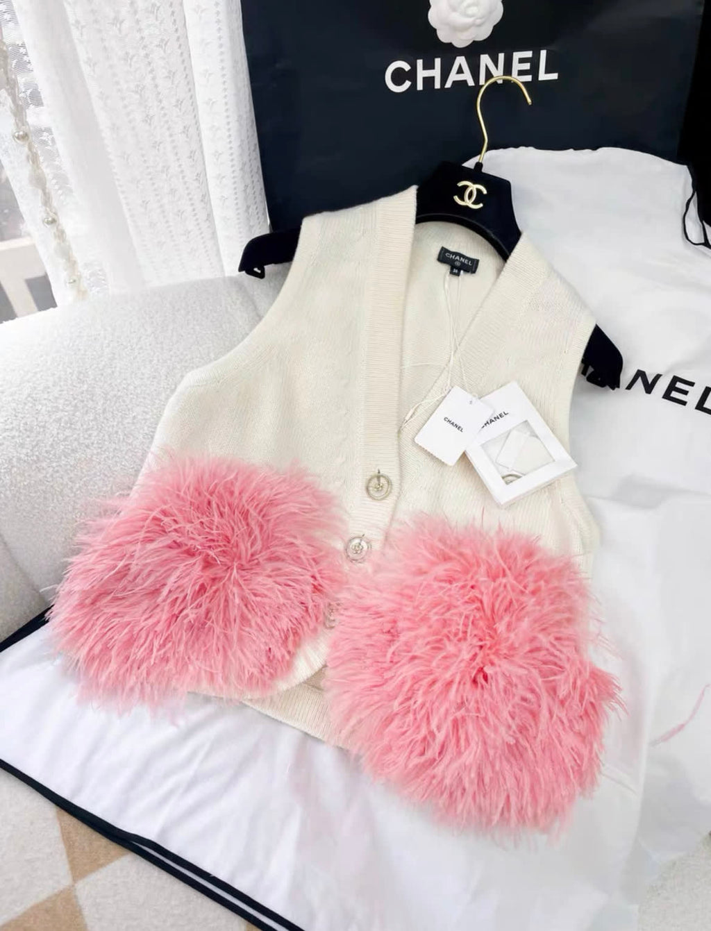 Chanel 23AW cashmere pink ostrich feather white vest