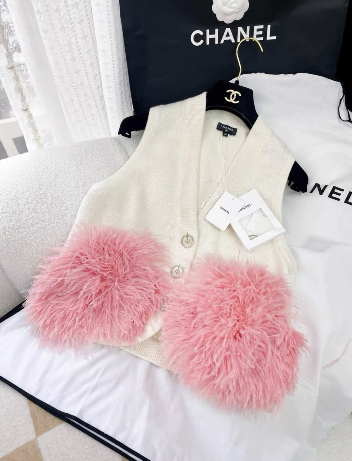 Chanel 23AW cashmere pink ostrich feather white vest