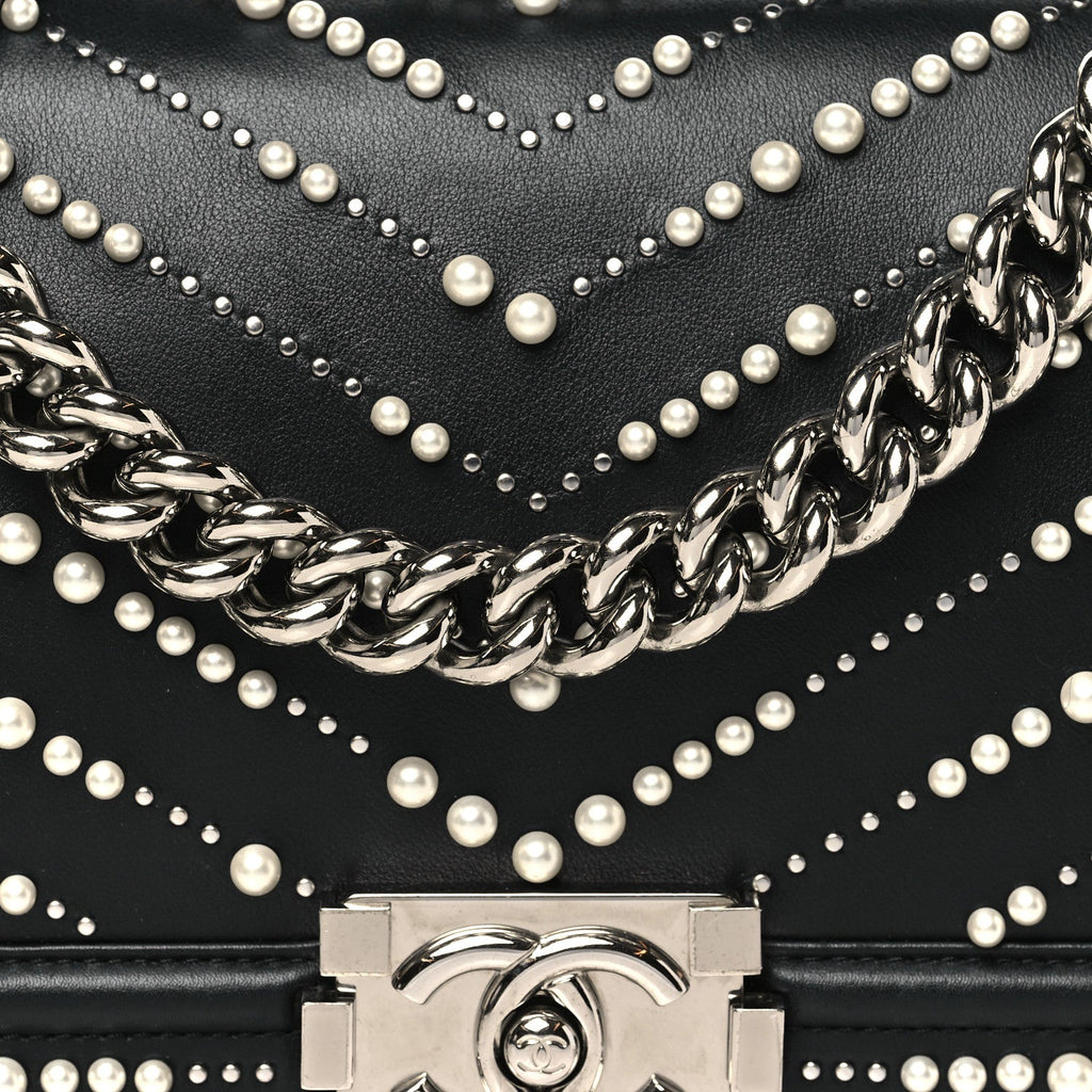 Calfskin Pearl Chevron Medium Boy Flap Black