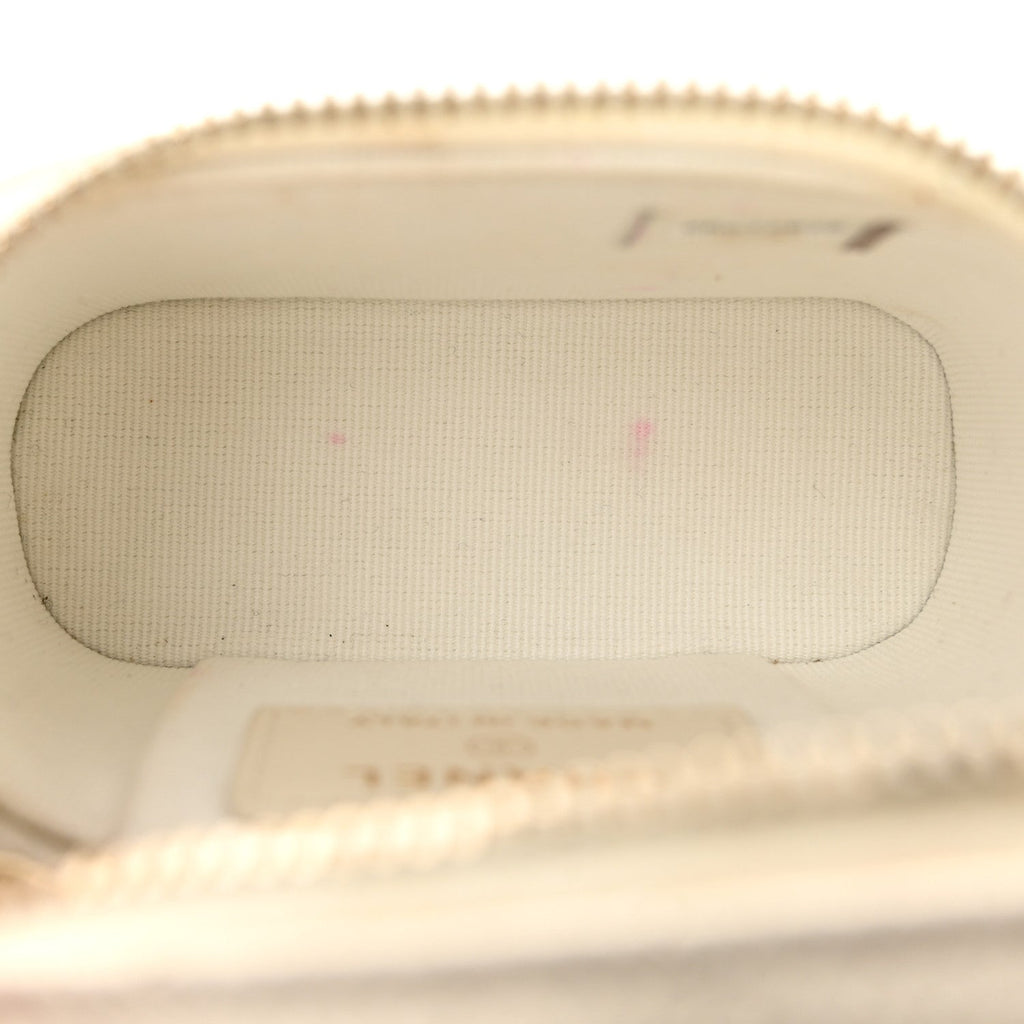 Caviar Quilted Small Handle With Care Vanity Case With Chain White