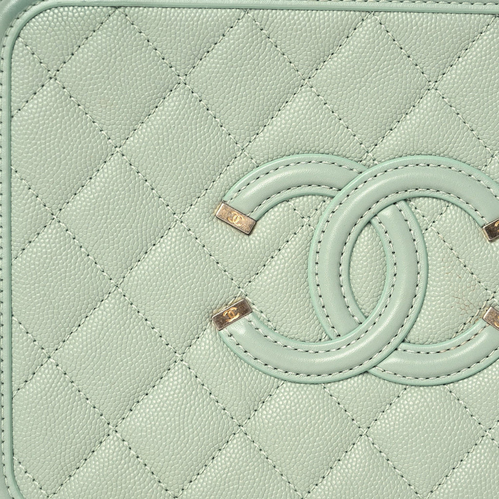 Caviar Quilted Medium CC Filigree Vanity Case Mint