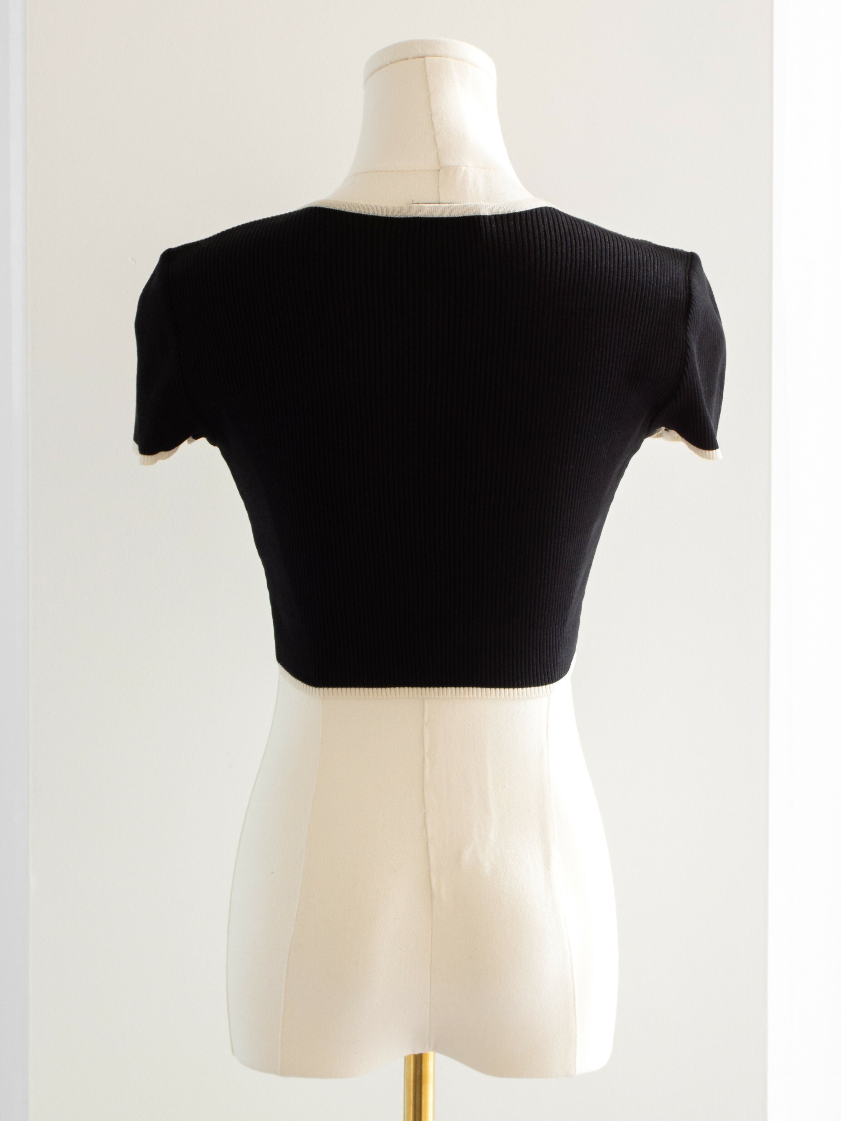 Iconic Chanel Vintage Spring 1995 Black White Ribbed CC 95P Cropped igan
