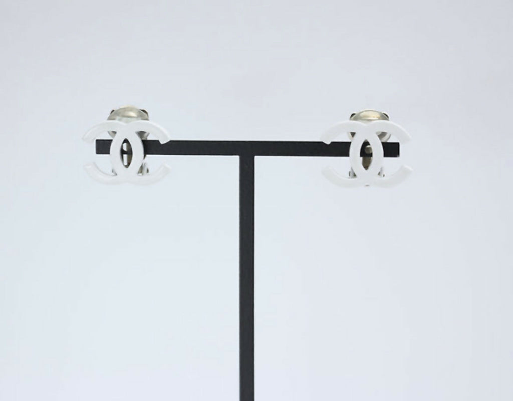 Chanel Vintage 04C Resin All-White Simple Style Clip-on Earrings