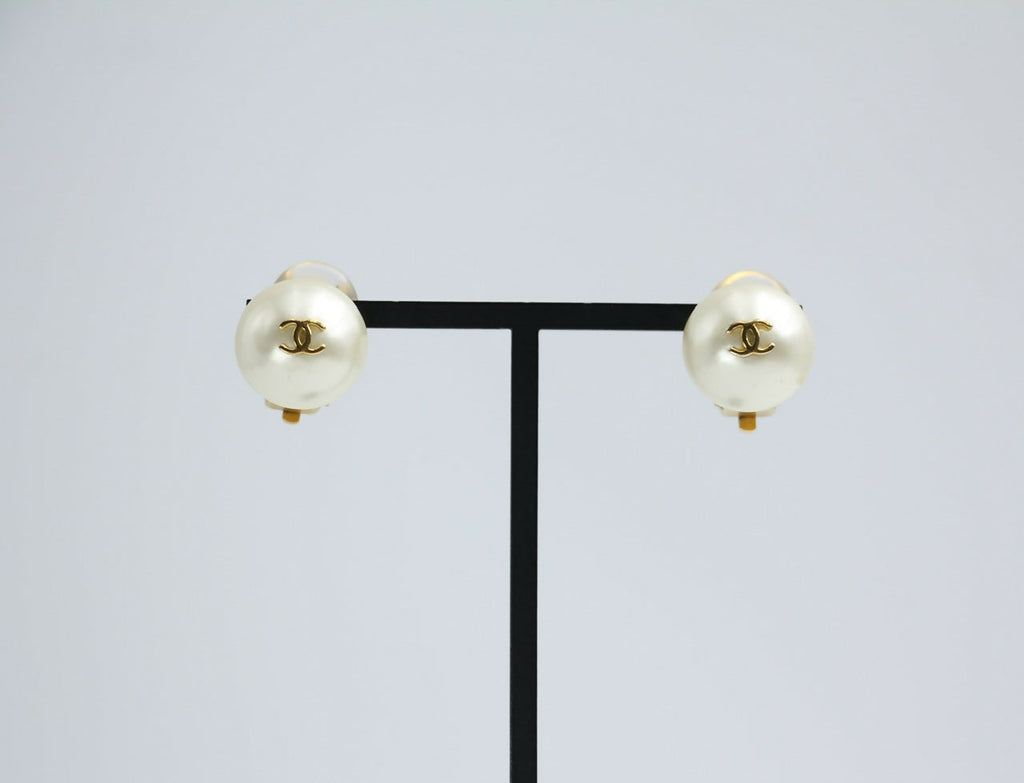 Chanel Vintage 95A Faux Pearl White Round Clip-on Earrings