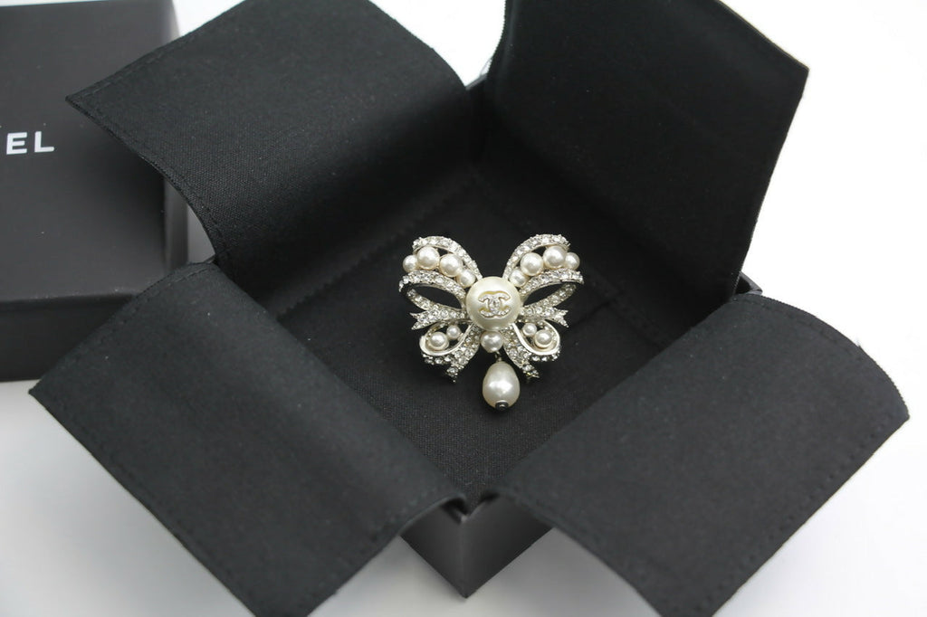 Chanel C20B Imitation Pearl Bow Brooch
