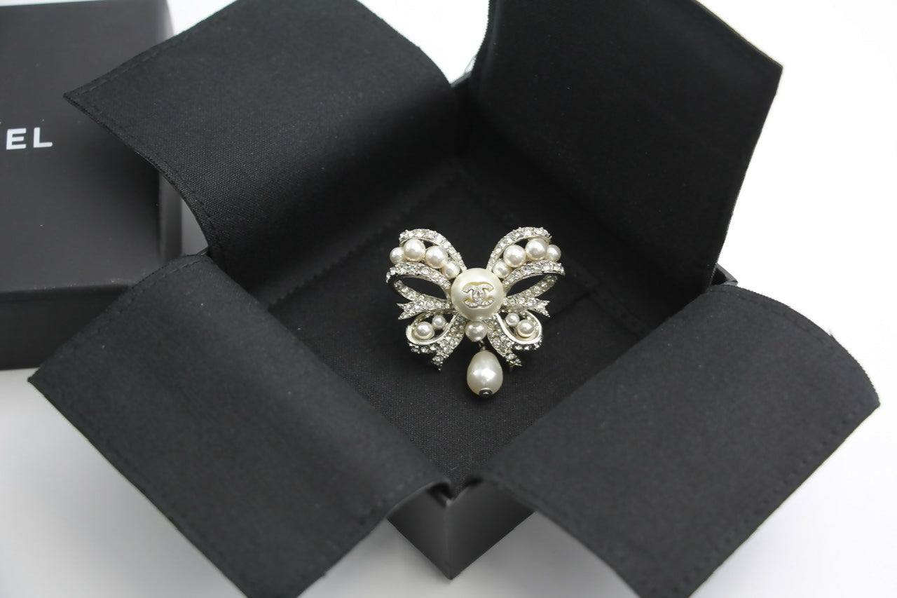 Chanel C20B Imitation Pearl Bow Brooch