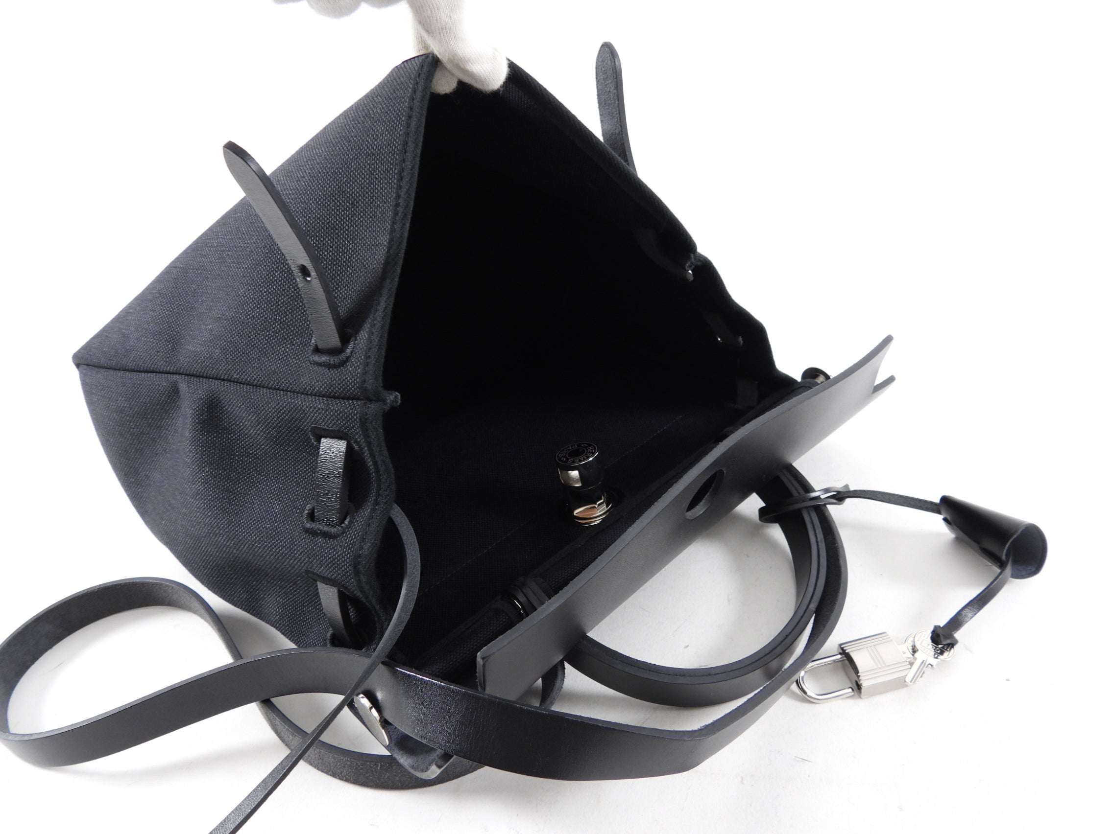 Hermes Herbag Zip Retourne 31 Black Toile Militaire / Vache Hunter - 2023