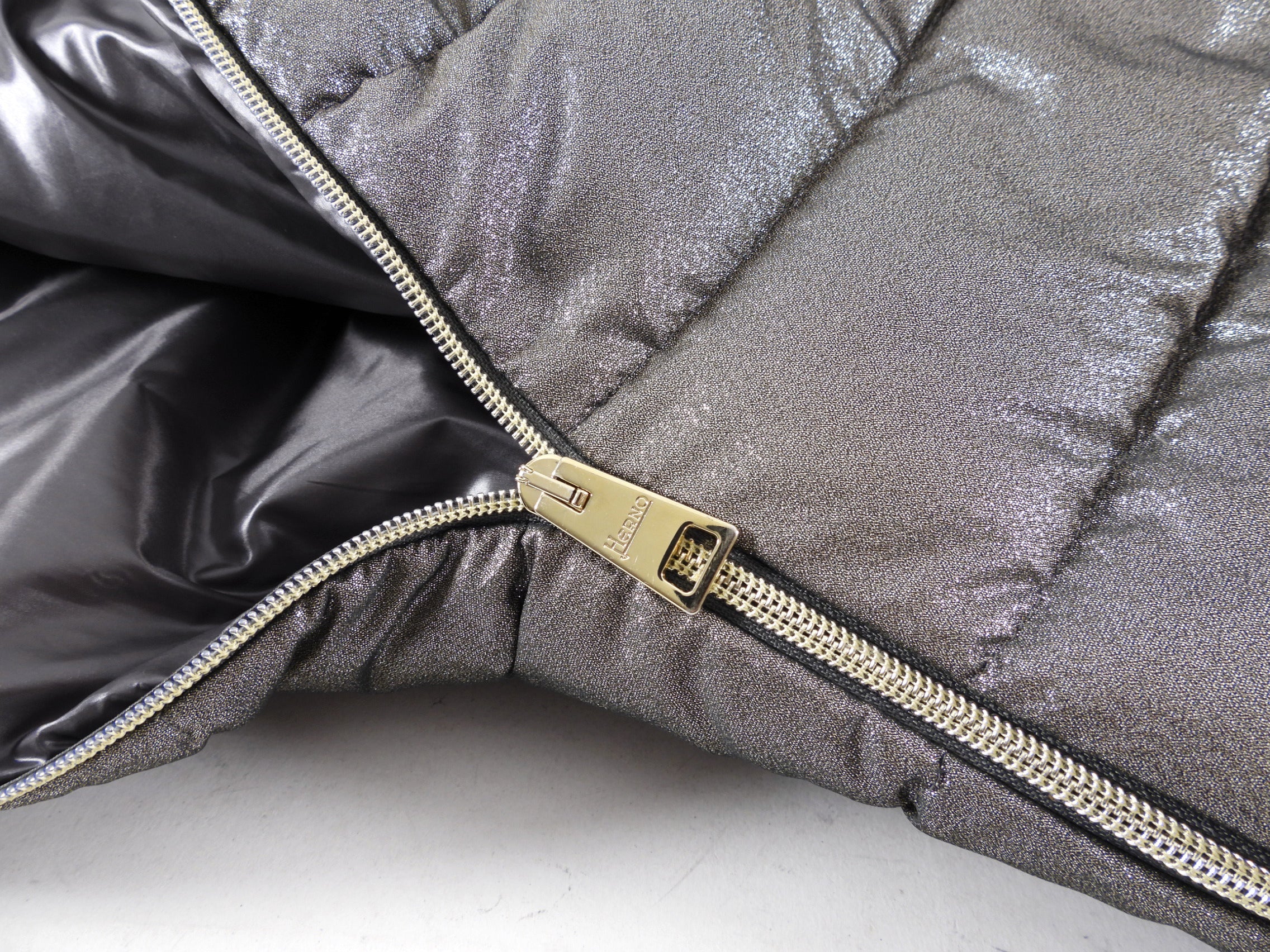 Herno Silver Shimmer Puffer Jacket - IT42 / S