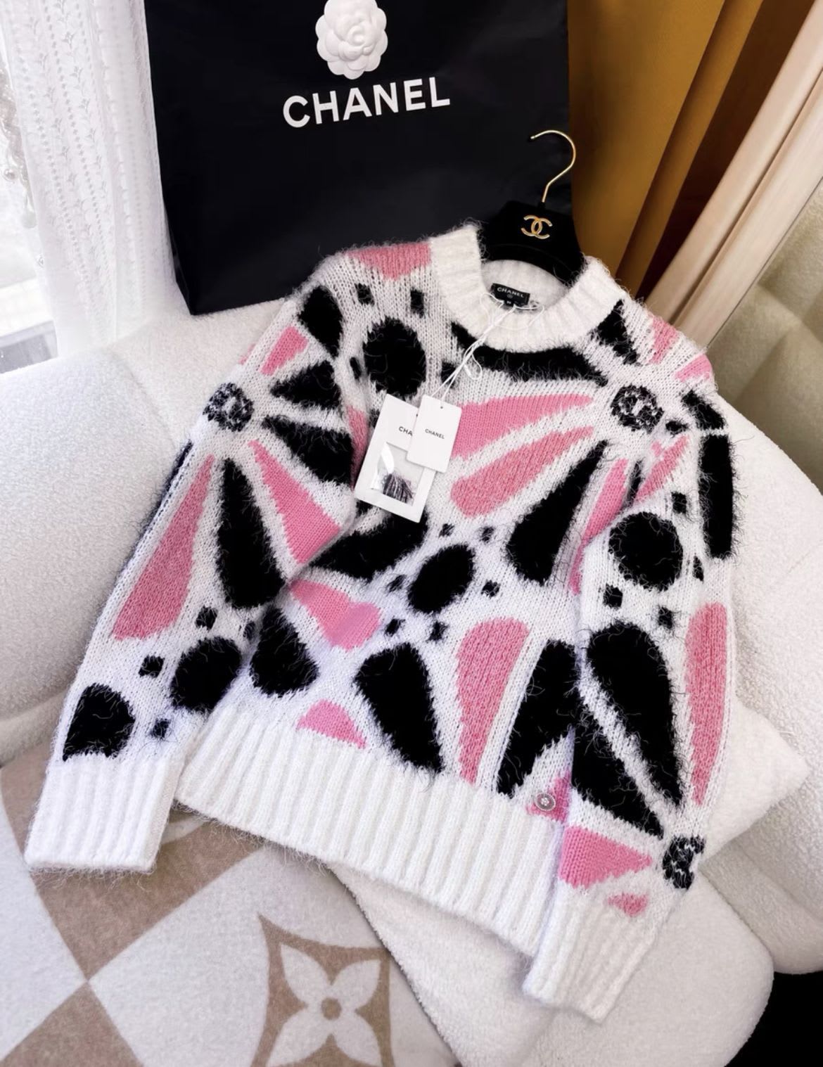 Chanel 23AW  pink and black sweater